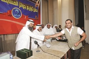 وهدية لاحد الحضور
