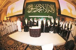 رئيس الوزراء بالانابة ووزير الدفاع الشيخ جابر المباركوالشيخ علي الجراح يشاركان السفير السعودي د عبدالعزيز الفايز قطع كيكة الحفل هاني الشمري