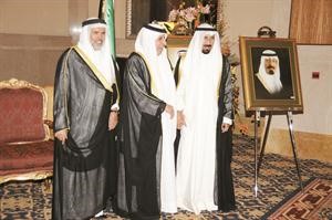 السفير السعودي متوسطا الشيخ علي الجابر والسفير البحريني