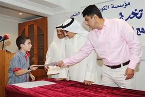 تكريم احد الخريجين﻿