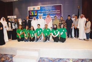 دابراهيم العبد الهادي في لقطة تذكارية مع فريق عمل اليوم الخليجي الاول لصحة اليافعين	كرم ذياب﻿