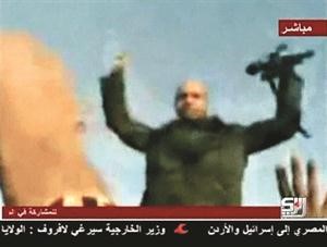 صورة تلفزيونية لسيف الاسلام القذافي خلال مخاطبة المقاتلين الموالين للعقيد امس الاول ﻿