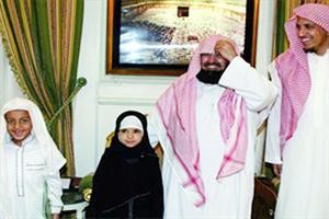الطفلة الجزائرية مع الشيخ السديس﻿