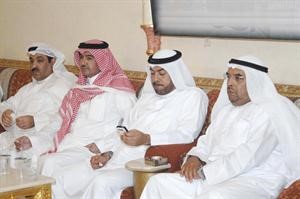 عبدالرحمن العنجري وعلي الدقباسي ونواف ساري خلال الندوة﻿