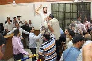 صورة عن موقع اليوم السابع لاحتجاج اهالي المتهمين انس الفقي واسامة الشيخ﻿
