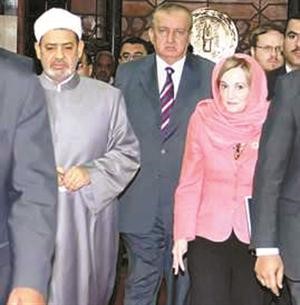 السفيرة الاميركية خلال لقائها شيخ الازهر احمد الطيب﻿