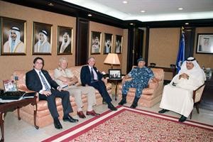 الفريق سليمان الفهد والشيخ مشعل الجابر خلال استقبال الوفد البريطاني﻿