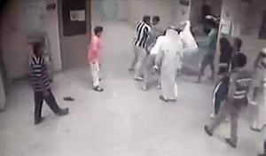 صورة من المقطع ويبدو فيه اشخاص يعتدون بالضرب على اخر كما تبدو زوحة المواطن والشرطي الذي لم يتدخل﻿