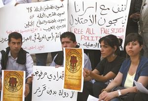 اقارب الفلسطينيين المحتجزين في السجون الاسرائيلية امام مقر الصليب الاحمر في رام الله لدعم الاسرى في اليوم الاول لاضرابهمافپ﻿