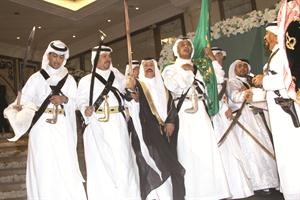 السفير السعودي في لبنان علي عواض عسيري يؤدي العرضة بمناسبة العيد الوطني السعودي ﻿