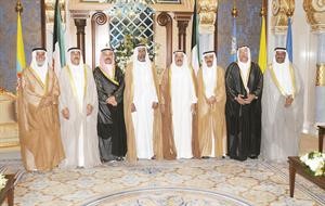 صاحب السمو الامير الشيخ صباح الاحمد مستقبلا المستشارين يوسف الرشيد وفيصل المرشد والمستشارين اعضاء المجلس الاعلى للقضاء