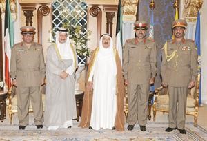 صاحب السمو مستقبلا الشيخ جابر المبارك وطلال المسلم وعبدالله الاحمد وفهد الزيد