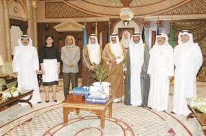 سمو ولي العهد الشيخ نواف الاحمد مستقبلا الشيخ جابر المبارك ودناجي المطيري وقياديي معهد الابحاث﻿