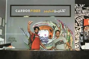 فن الغرافيتي مع حقائب Eastpak في محلات كاربن فايبر