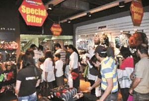 فن الغرافيتي مع حقائب Eastpak في محلات كاربن فايبر