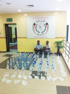 الاسيويان وامامهما الخمور المضبوطة