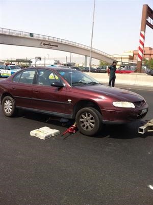 رجال الاطفاء بذلوا جهودا كبيرة لانتشال جثة الاسيوي من اسفل السيارة