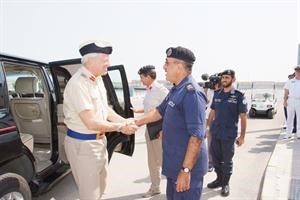 اللواء الشيخ محمد اليوسف مصافحا وكيل وزارة الدفاع البريطاني