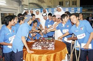 الشيخ طلال الفهد يشارك اللاعبين بقطع الكيكة