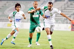 احمد الرشيدي وعلي مقصيد يحاصران مهاجم الشباب الاماراتي محمد العوضي
