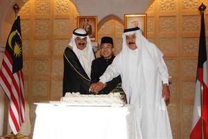 خالد الجارالله والسفير الماليزي وعبدالله الفارس يقطعون كيكة الاحتفال كرم ذياب
