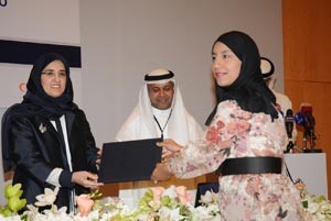 وتكرم احدى الفائزات