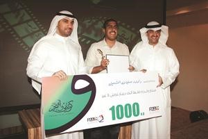 داود شعيل يتسلم جائزته من وليد الخشتي وطلال الخلف﻿