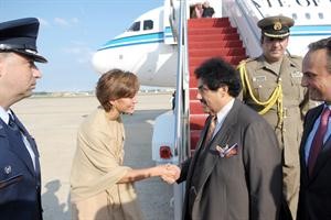 سمو رئيس مجلس الوزراء الشيخ ناصر المحمد مصافحا كبريسيا مارشل
