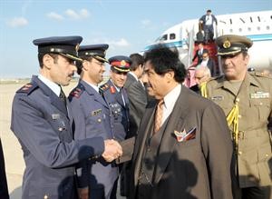  وسموه مصافحا مستقبليه
