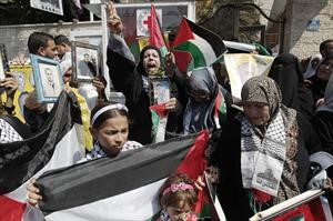 تظاهرة فلسطينية تطالب بالافراج الفوري عن المعتقلين في السجون الاسرائيلية		افپ﻿
