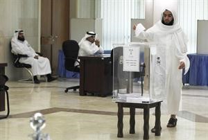سعودي يدلي بصوته في مركز اقتراع الامير سلمان بالرياض امس رويترز