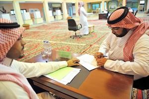  وسعودي يوقع بجوار اسمه قبل الادلاء بصوته في الانتخابات البلدية الثانية افپ
