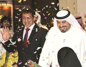 الشيخ طلال الفهد الى جانب محمد ابراهيم بعد وصوله الى ارض الوطن الازرقكوم