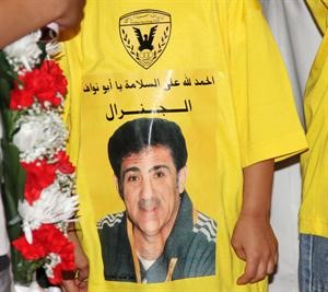 احد الاطفال يرتدي فانيلة عليها صورة ابراهيم