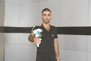 فاضل يهدي الورد للجماهير﻿