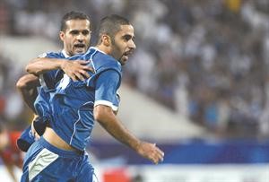 فاضل مع بدر المطوع فرحا بهدف التعادل القاتل﻿
