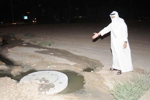 احد سكان المنطقة مشيرا الى ان طفح الصرف الصحي يسبب الروائح الكريهة ﻿