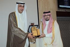 فيصل الجزاف يقدم درعا تذكارية الى الامير طلال بن بندر﻿