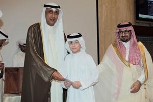 تكريم احد الفائزين من السعودية﻿
