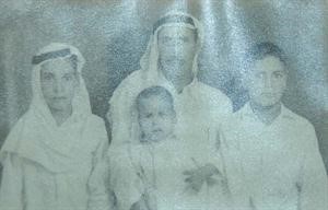 الوالد عبدالله اللميع مع بعض ابنائه فهد وسعد وابوعبدالله