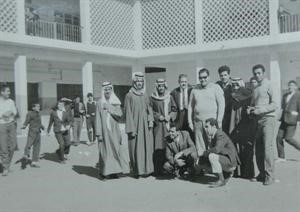 سلمان اللميع مع مجموعة من الاصدقاء والزملاء في مدرسة الشعيبة المشتركة بنين