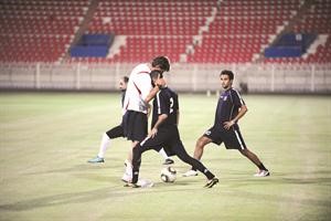 مدرب الابيض الكرواتي دراغان تالاييتش مع المدافع يعقوب الطاهر في التدريب
