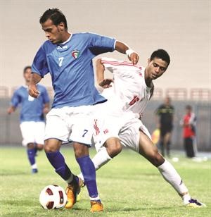 لاعب ازرق الشباب عبدالرحمن باني يحاول تخطي مدافع عمان الازرقكوم