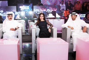يارا تتوسط سلطان الرومانسية عبدالله الرويشد وفايز السعيد في نجم الخليج﻿