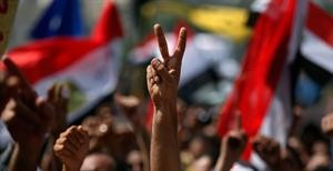 مصري يرفع يده بعلامة النصر في ميدان التحرير في جمعة استرداد الثورة امس افپ