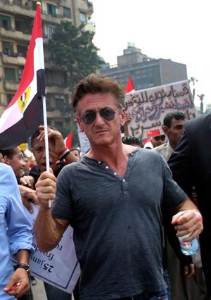 شون بن يرفع علم مصر في التحرير امس