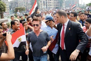 النجم العالمي شون بن والممثل خالد النبوي شاركا المتظاهرين في جمعة استرداد الثورة افپ