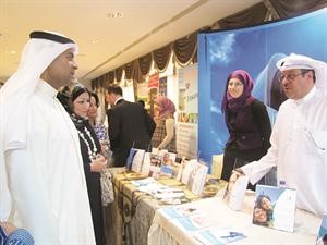 اقبال كبير من الطلبة على جناح مستشفى السيف خلال الاحتفال﻿