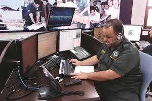 احد المسعفين يتلقى البلاغ في غرفة العمليات﻿