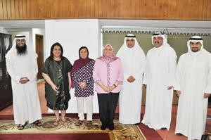 مطلال القحطاني مع عدد من اعضاء غرفة التحكيم
